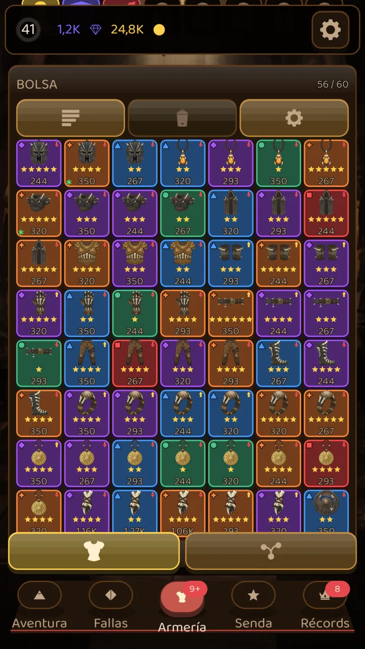 La bolsa llena de piezas de equipo ordenadas por rareza, cada una con su icono, sus estrellas y su nivel.